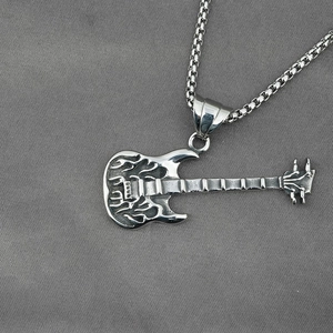 Collar con colgante de guitarra rock punk con patrones de llama en cadena de plata
