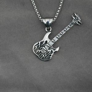 Collar con colgante de guitarra rock punk con diseño de llama hueca y cadena veneciana