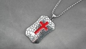 Dettaglio della collana in acciaio inossidabile con inserto croce rossa e catena box