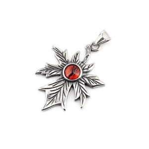 Colgante gótico de hoja de arce plateada con un llamativo ojo rojo sobre fondo blanco