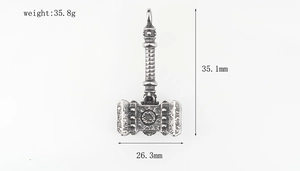 Dettaglio macro del ciondolo Viking Mjolnir con altezza 35,1 mm e finitura argento vintage