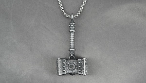 Dettaglio del ciondolo martello di Thor vichingo con finitura martellata e catena