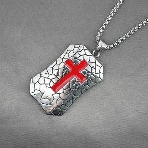 Collana vintage in acciaio inossidabile con trama a mosaico e pendente a croce rossa