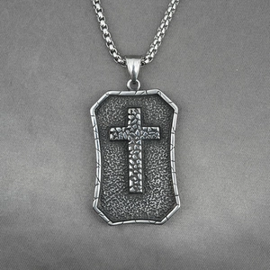 Collana con ciondolo a croce scudo vintage in acciaio al titanio per uomo