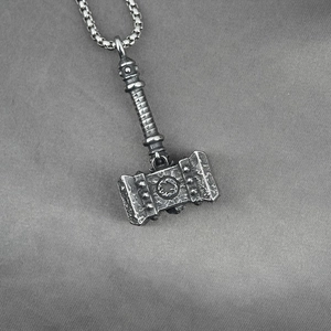 Collana con ciondolo Mjölnir vintage con trama forgiata e catena a scatola quadrata