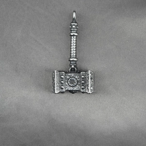 Ciondolo martello Mjolnir vichingo retrò in acciaio invecchiato con rilievi nordici