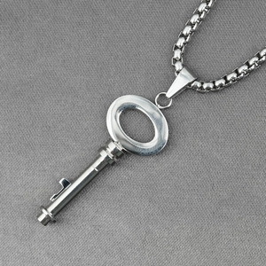 Collana con pendente a chiave argento vintage e catena box lucida per stile unisex