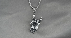 Gros plan du pendentif geste rock vintage avec détail de crâne sur une chaîne