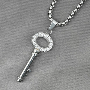 Collana con ciondolo a chiave in acciaio al titanio retrò con strass e catena a sfere
