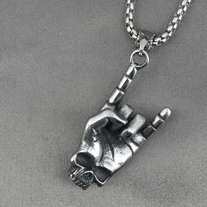 Collier avec pendentif main rock et crâne en acier inoxydable argenté pour unisexe