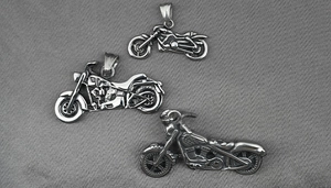 Détail de trois pendentifs moto vintage en acier titane argenté avec finition vieillie