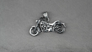 Détail du pendentif moto en acier titane avec une finition oxydée de style rétro