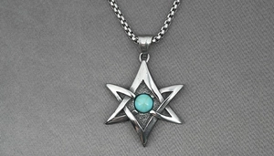 Détail d'un collier hexagramme vintage avec pierre turquoise et chaîne maille vénitienne