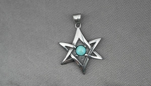 Gros plan détaillé du pendentif étoile de David en acier titane avec pierre turquoise