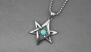 Vue détaillée du pendentif étoile avec pierre turquoise bleue sur une chaîne en acier