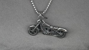 Vue détaillée du pendentif moto vintage en acier titane mat sur une chaîne box