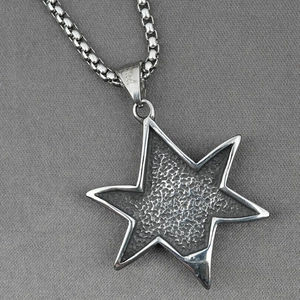 Collier avec pendentif étoile à cinq branches en acier inoxydable poli et chaîne vénitienne
