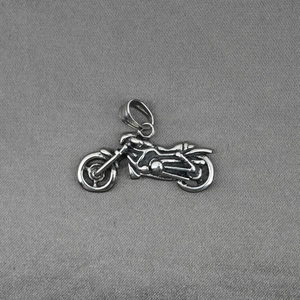 Collier avec pendentif moto rétro en acier titane avec finition argent vieilli pour homme