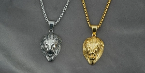 Primer plano detallado de colgantes de cabeza de león en oro y plata con textura 3D grabada
