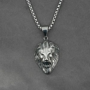 Collar con colgante de cabeza de león de acero de titanio para hombre con cadena box plata