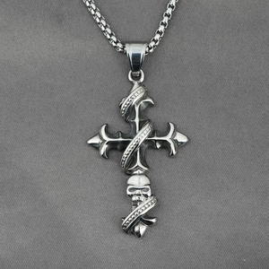 Halskette aus Titanstahl mit einem Vintage-Silberkreuz und Totenkopf im Gothic-Stil