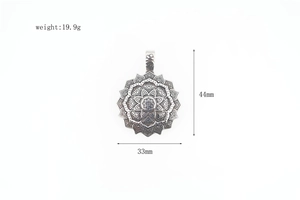 Vista macro del pendente mandala loto in acciaio inossidabile con dimensioni e peso