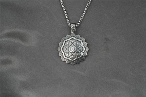 Macro del ciondolo mandala vintage con rilievo di loto e catena a scatola