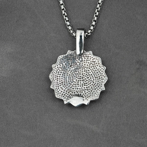 Collana con ciondolo fiore mandala vintage in acciaio inossidabile con retro testurizzato