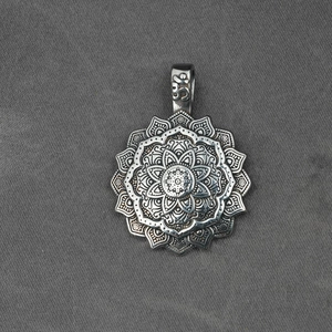 Collana con ciondolo mandala loto in acciaio inossidabile retrò con simbolo Om