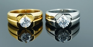 Détail d'alliances en titane argent et or avec pierres de zircone cubique serties