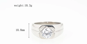 Détail de la bague en acier titane de 10,8 mm avec finition brossée et pierre sertie