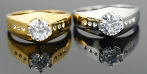 Comparación detallada de anillos clásicos de titanio en oro y plata con diamantes grandes