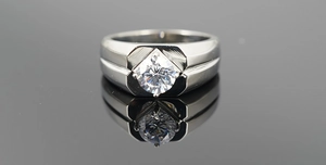 Vue macro d'une bague d'homme en acier titane avec pierre ronde et anneau large