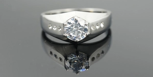 Detalle macro de anillo de titanio para hombre con diamante redondo en banda pulida