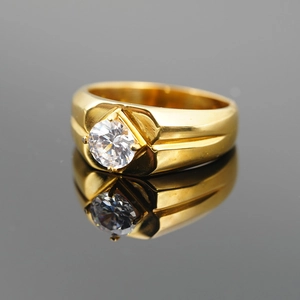 Bague classique en acier titane doré avec un zircon rond brillant serti au centre
