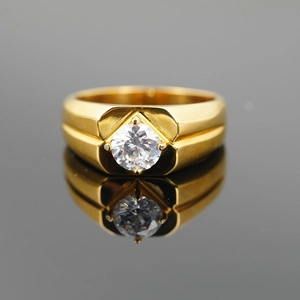 Bague classique en acier titane doré avec un grand zircon rond et une finition polie miroir