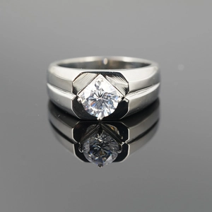 Bague large pour homme en acier titane avec une grande moissanite ronde étincelante
