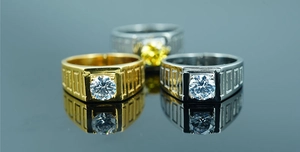 Gros plan de bagues de mariage en acier titane avec motifs géométriques et zircons