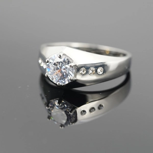 Anillo clásico de acero de titanio con piedra central redonda y acentos de diamantes laterales