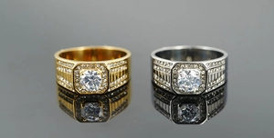 Détail de bagues pour hommes en acier titane avec pavé de diamants en finitions or et argent