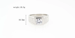 Détail de la bague en acier titane argenté avec zircon et largeur de 10,5 mm