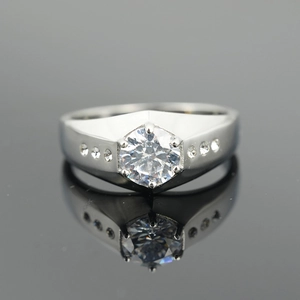 Anillo clásico de acero de titanio para hombre con diamante y engaste de seis garras