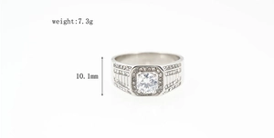 Détail macro d'une bague en acier titane pour hommes avec un grand zircon et pavé latéral