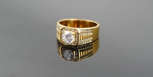 Vue macro d'une bague de luxe en titane doré avec un grand zircon central arrondi
