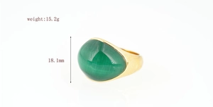 Dettaglio anello dorato con gemma occhio di gatto verde e altezza di 18,1 mm