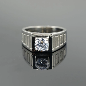 Bague classique en acier titane pour homme avec un grand zircon et des motifs géométriques