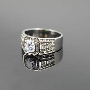 Bague pour homme en acier titane argenté avec diamant central et pavé de pierres