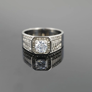 Bague classique en acier titane avec un grand oxyde de zirconium rond serti pavé carré
