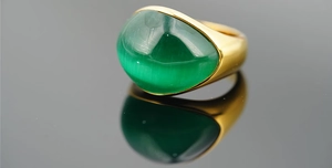 Macro di anello in acciaio inossidabile dorato con una grande pietra verde occhio di gatto