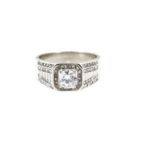Bague moderne en acier titane avec un grand solitaire rond et un entourage pavé